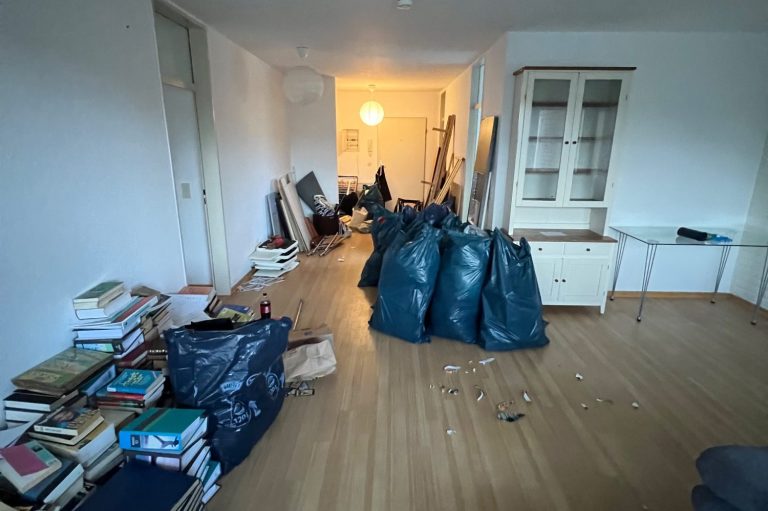 Entrümpelung und Haushaltsauflösung in NRW - volle Wohnung vor der Räumung